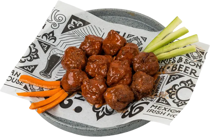 Boneless bañados en salsa, con bastones de apio y zanahoria.