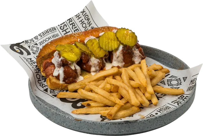 Hot dog con boneless bañados en salsa, aderezo y pepinillos, con papas a la francesa.