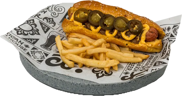 Hot dog con chili de frijol, queso cheddar y jalapeños, con papas a la francesa.