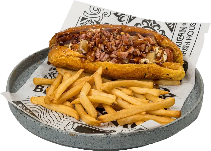 Hot dog con tocino picado y piña, con papas a la francesa.