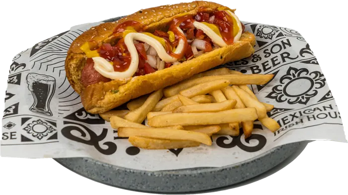 Hot dog con cátsup, mayonesa, jitomate y cebolla, con papas a la francesa.