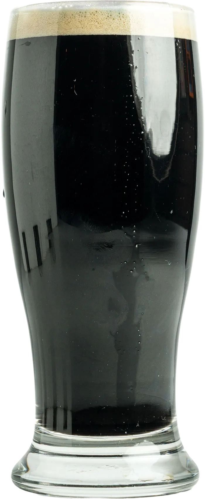 Cerveza oscura de barril con espuma, en vaso pinta.